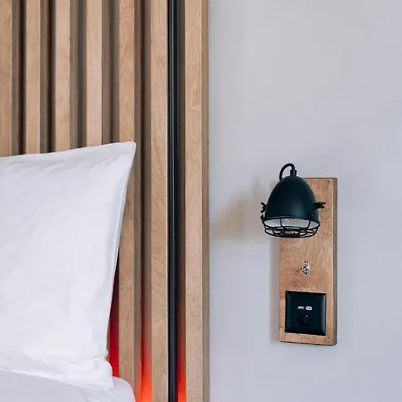 Alaia 克莱恩 蒙塔纳